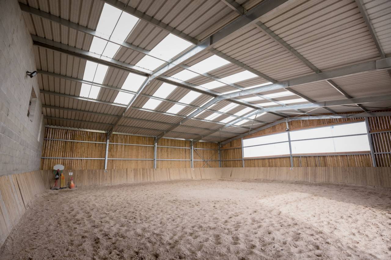 ESCURIE DE SPORT EN ACTIVITE - AUX PORTES DE LYONS - 