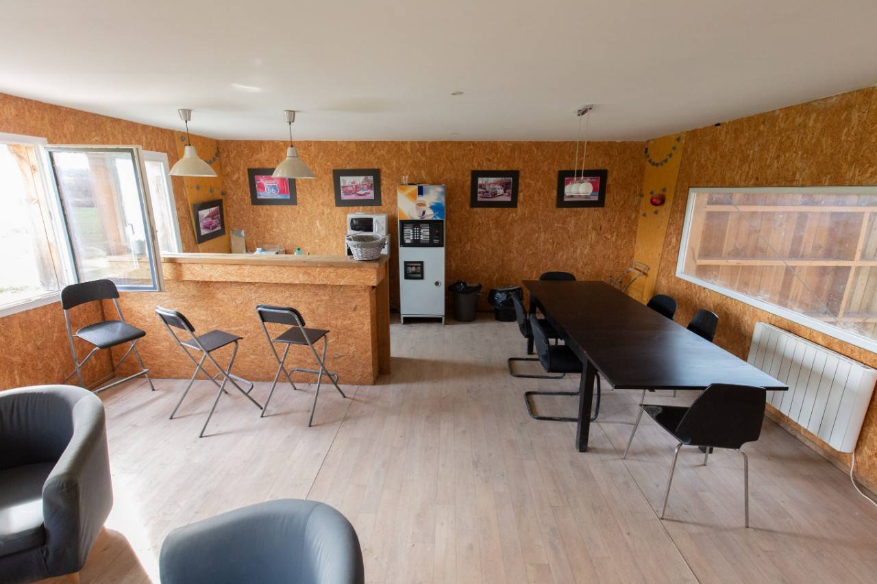 ESCURIE DE SPORT EN ACTIVITE - AUX PORTES DE LYONS - 