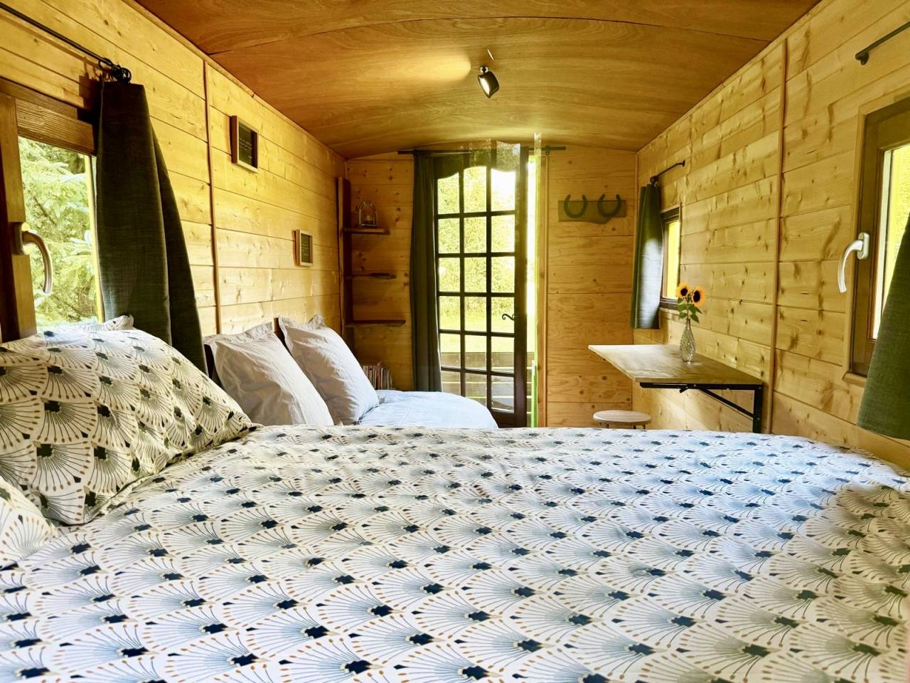 Roulotte de Bonaret - en bord de rivière et au pied du Château de Chalucet