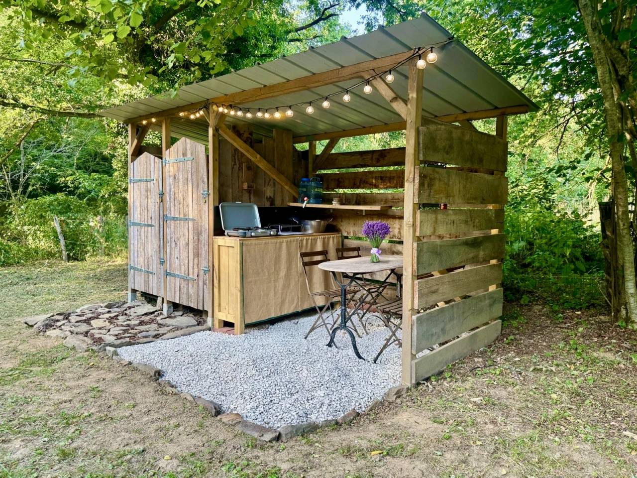 Roulotte de Bonaret - en bord de rivière et au pied du Château de Chalucet