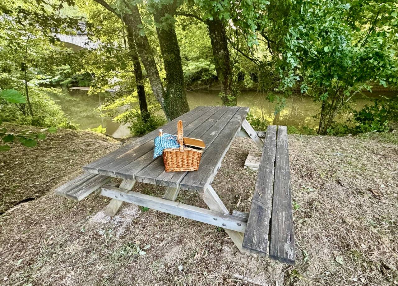 Roulotte de Bonaret - en bord de rivière et au pied du Château de Chalucet