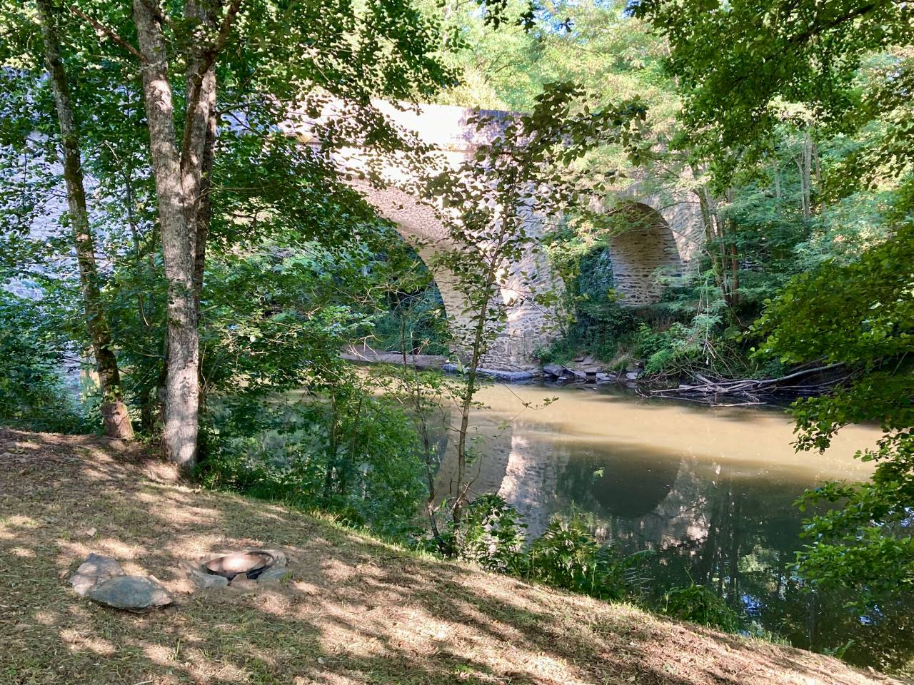 Roulotte de Bonaret - en bord de rivière et au pied du Château de Chalucet