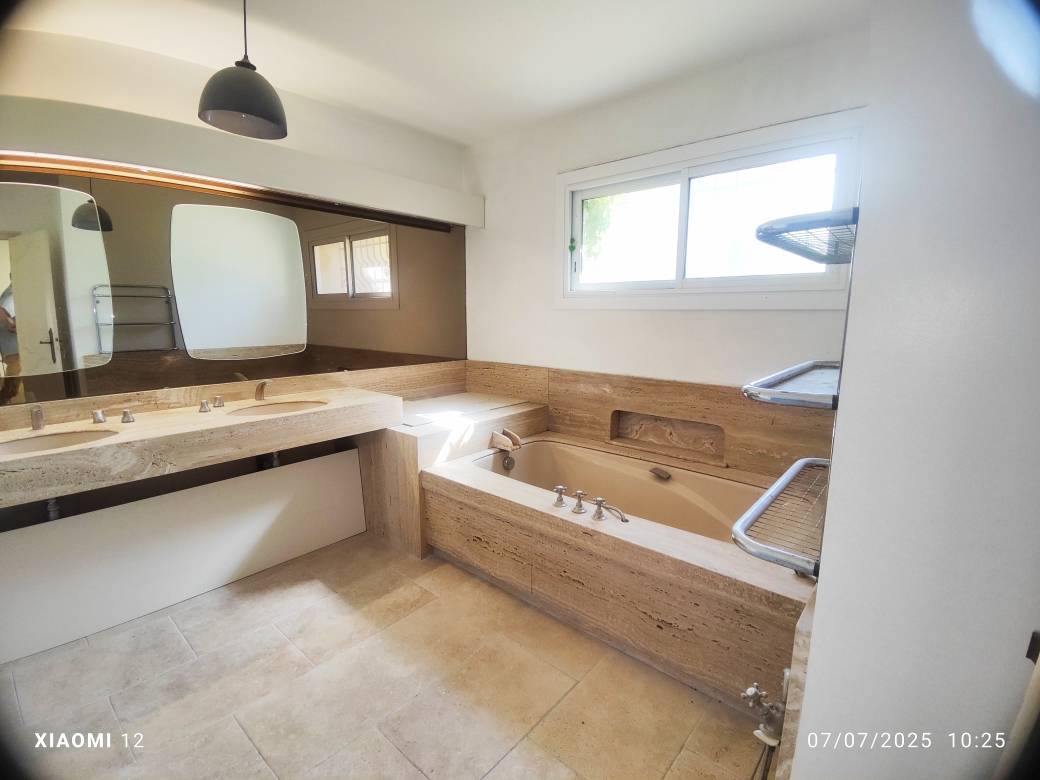 30 - BEAUCAIRE  BELLE  PROPRIETE EQUESTRE - 290 m² - 