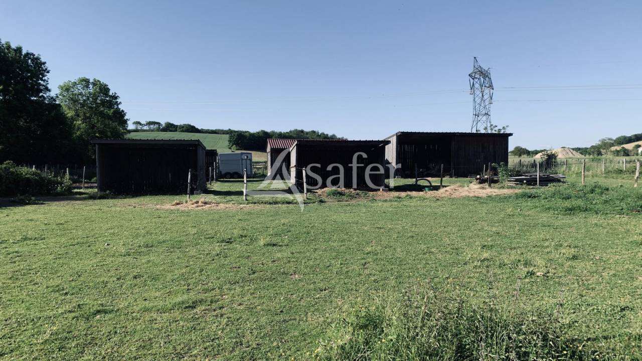 Maison en pisé avec installations équestres