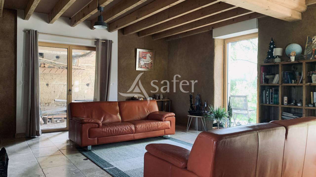 Maison en pisé avec installations équestres