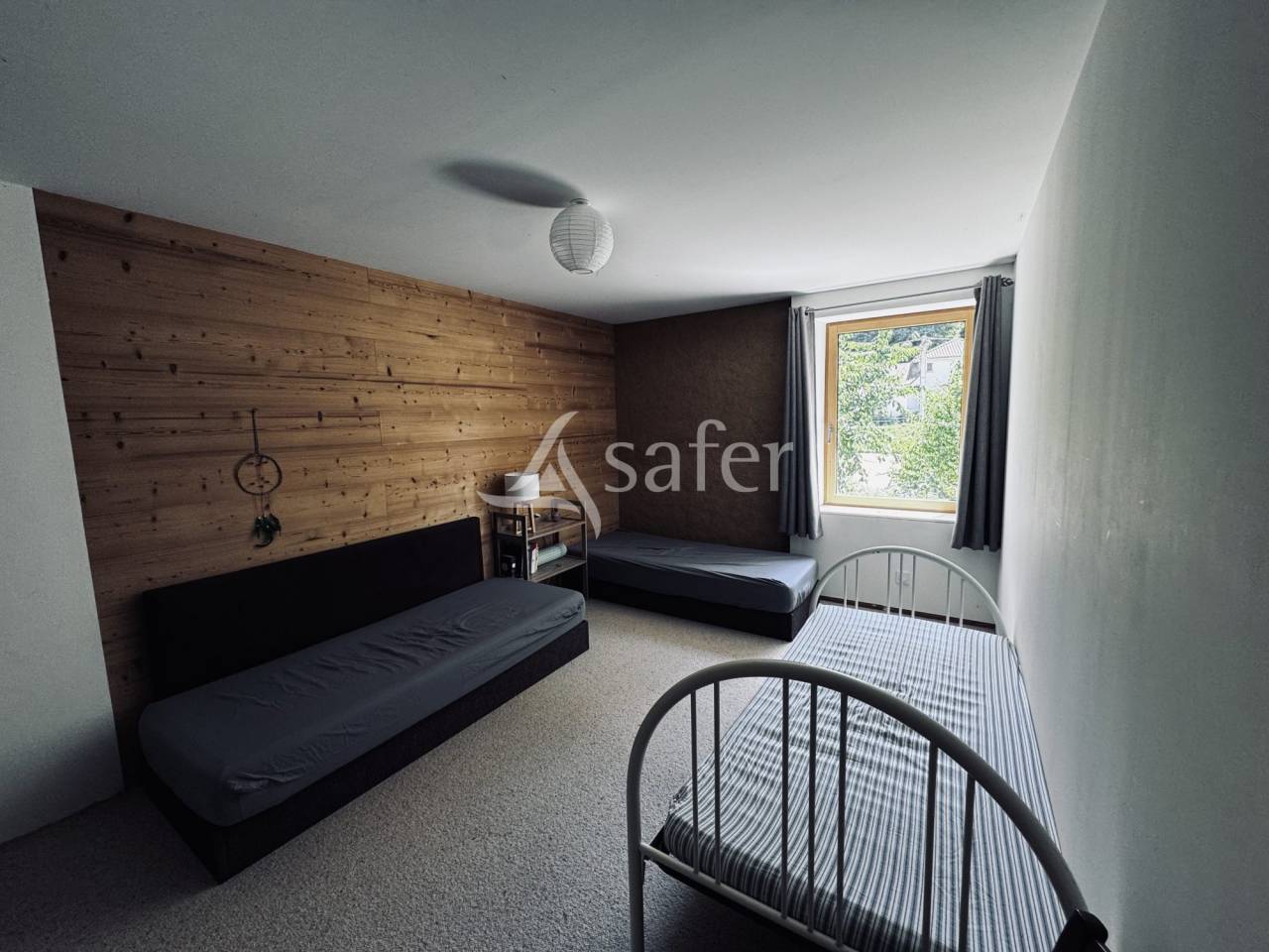 Maison en pisé avec installations équestres