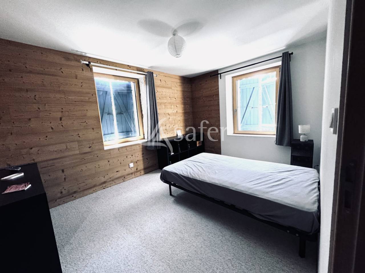 Maison en pisé avec installations équestres