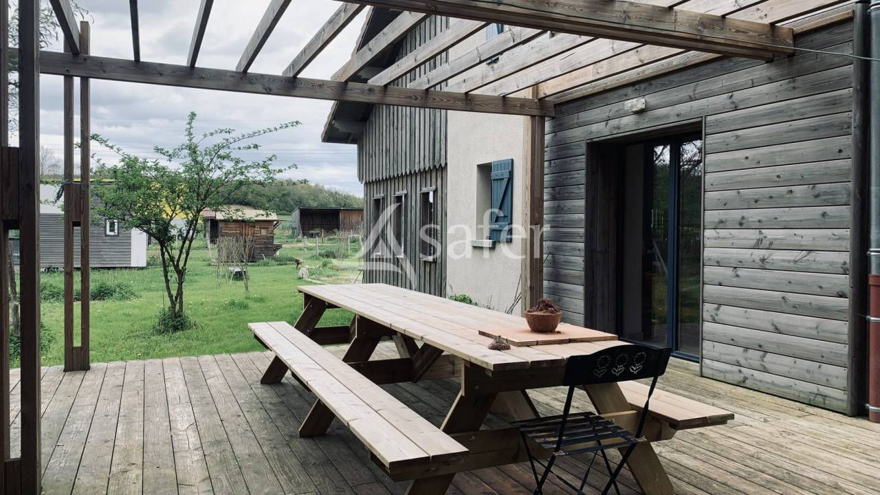 Maison en pisé avec installations équestres