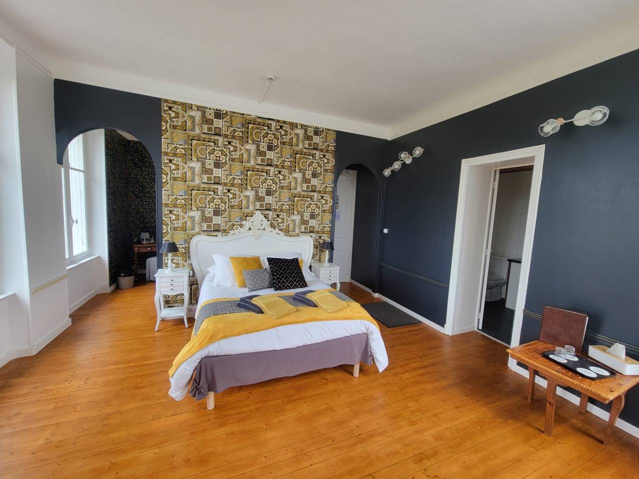 MAGNIFIQUE CHÂTEAU DE BORD DE MER, AVEC SES DÉPENDANCES, SUR 1