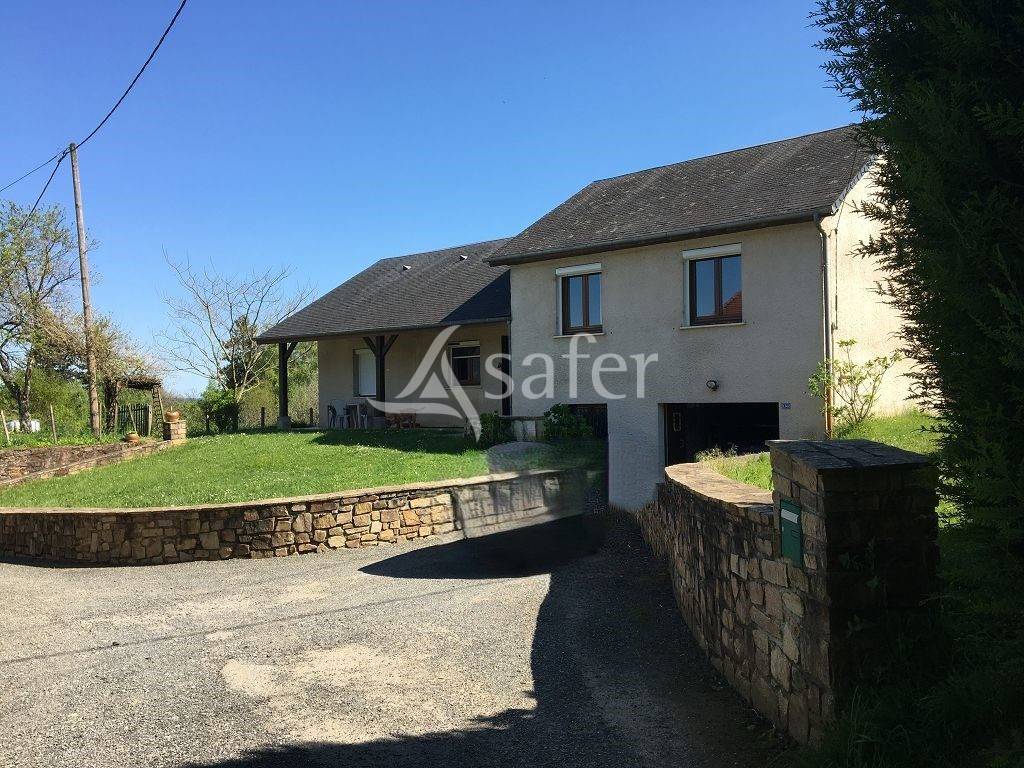 Propriété bâtie composée de 3 maisons et environ 8 ha de fon