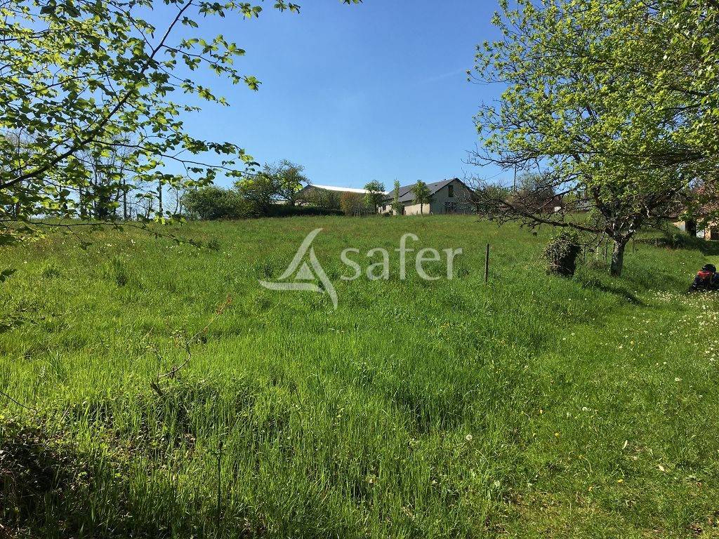 Propriété bâtie composée de 3 maisons et environ 8 ha de fon