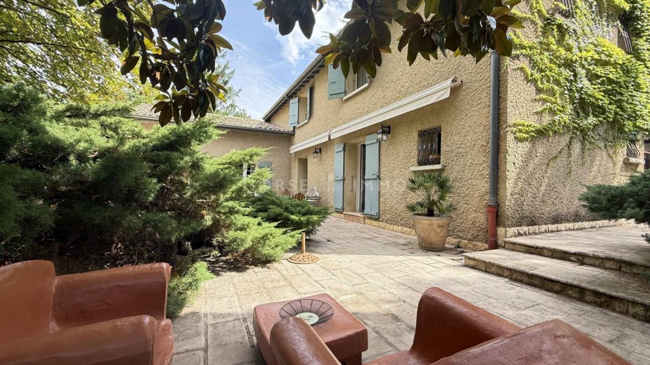 Drôme - Belle bâtisse avec terres agricoles et écurie