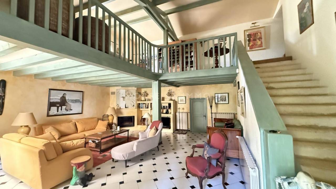 Drôme - Belle bâtisse avec terres agricoles et écurie