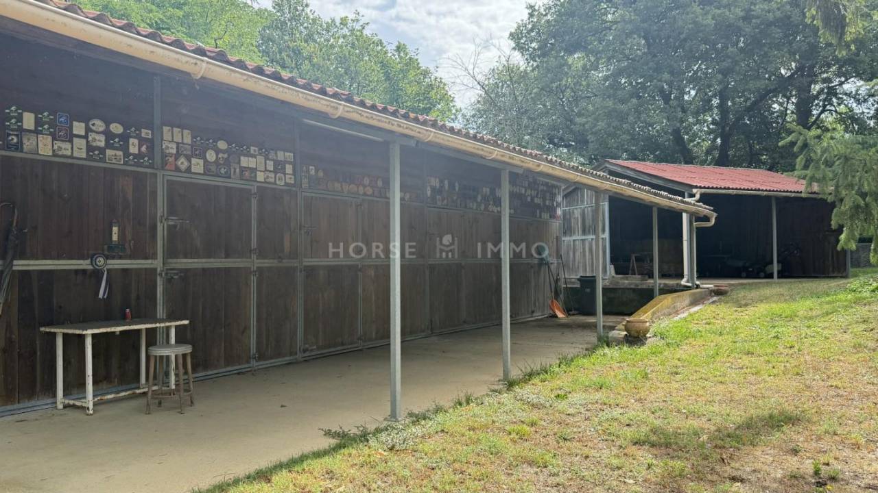 Drôme - Belle bâtisse avec terres agricoles et écurie