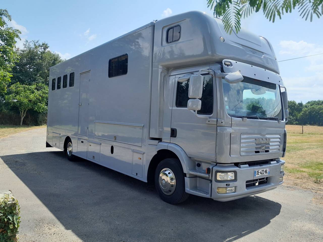 Camion MAN transport de 4 grands chevaux avec home-car