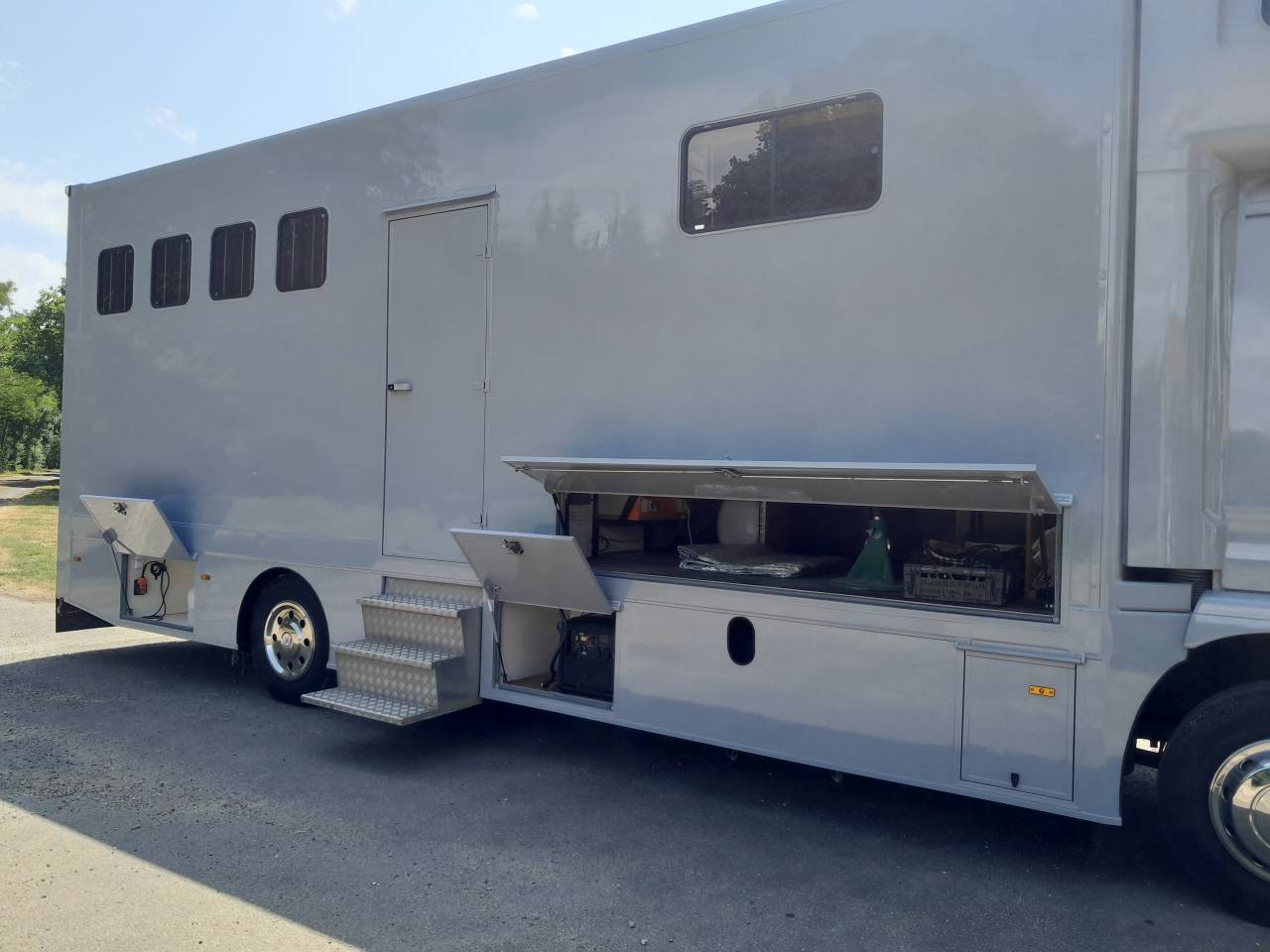 Camion MAN transport de 4 grands chevaux avec home-car