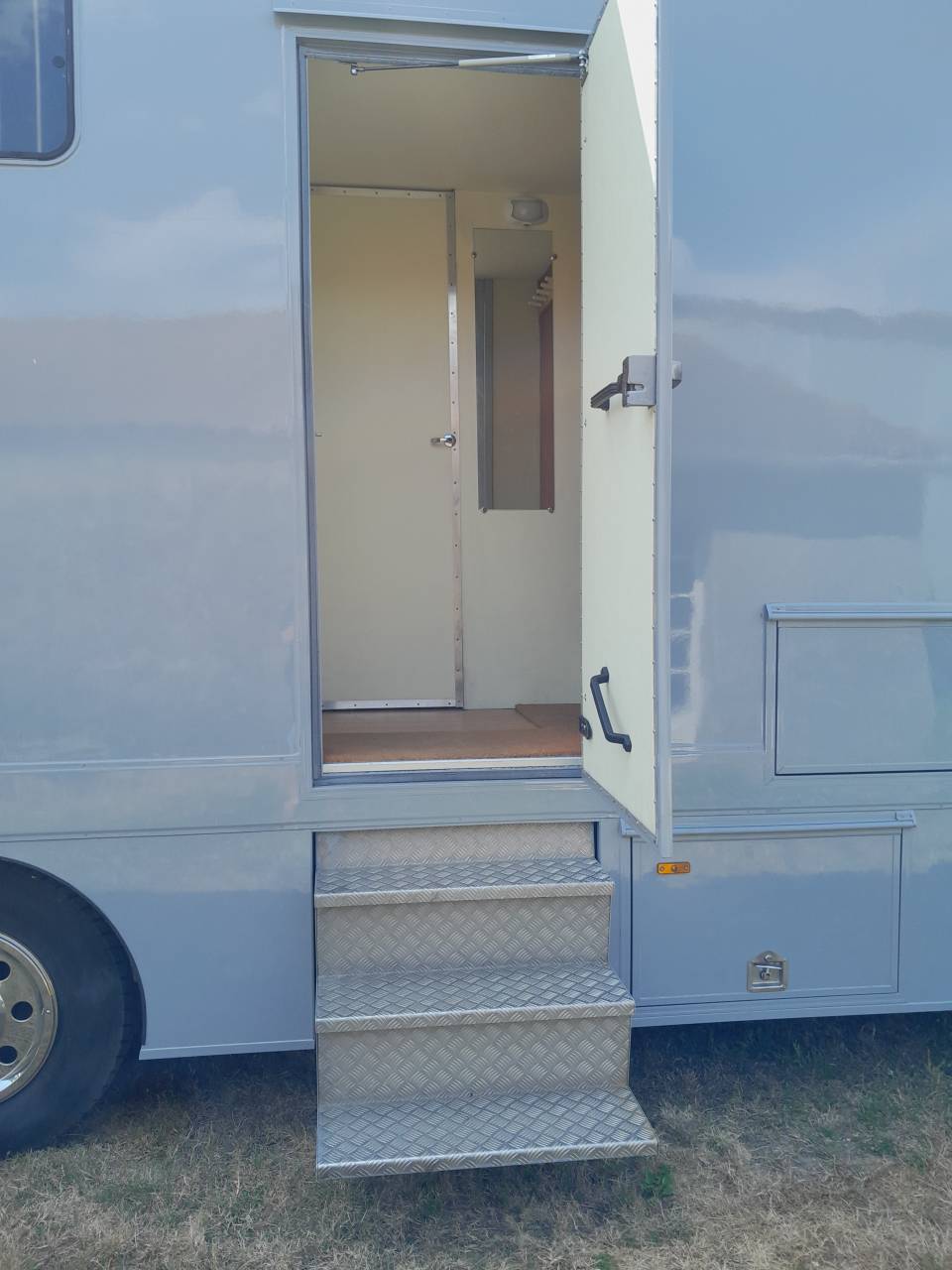 Camion MAN transport de 4 grands chevaux avec home-car