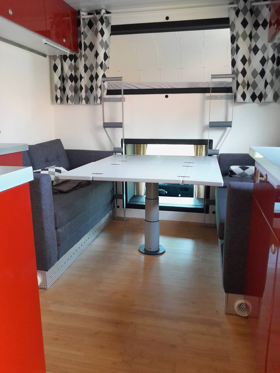 Camion MAN transport de 4 grands chevaux avec home-car