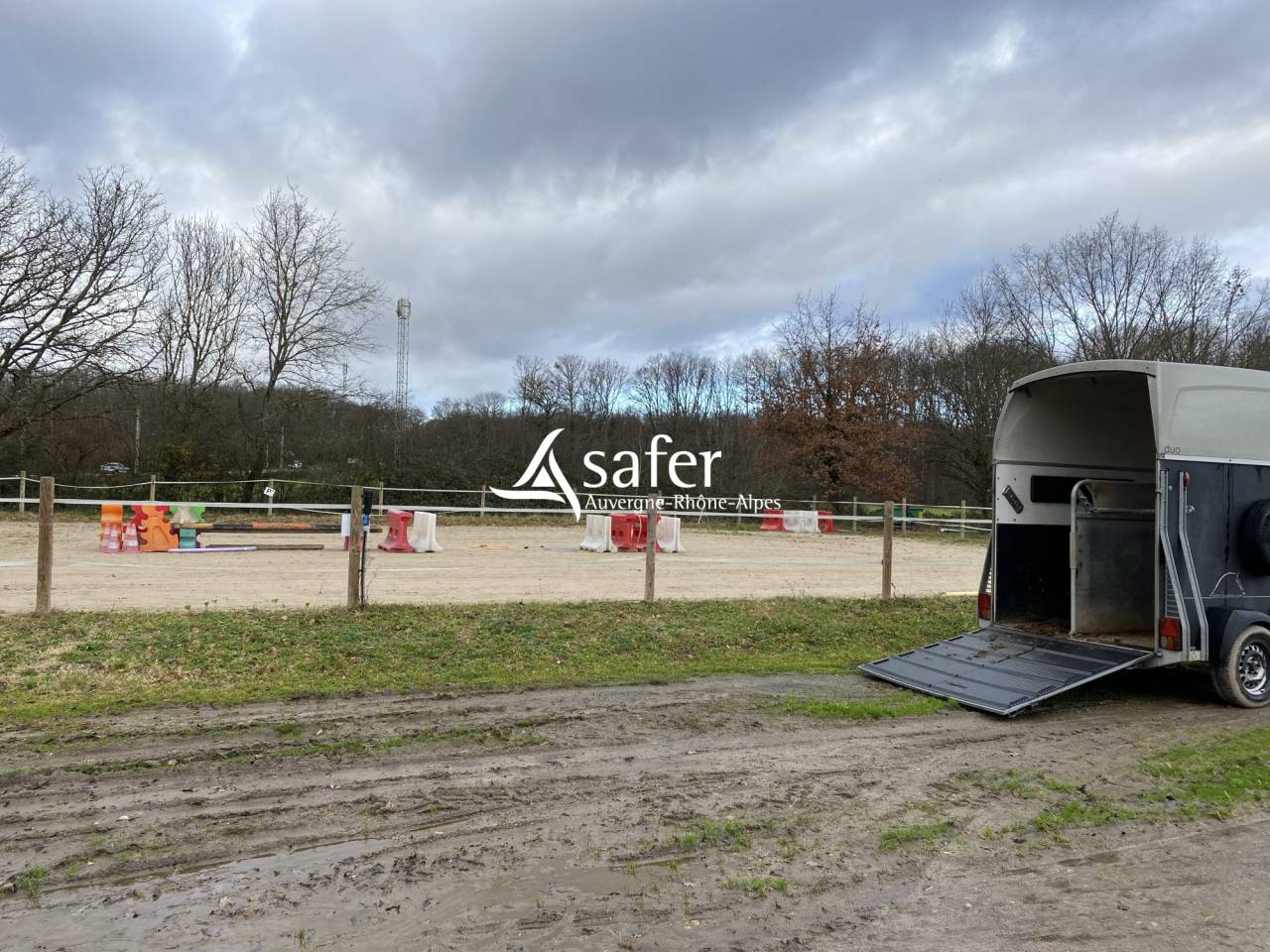 Propriété avec habitation et installations équestres proche R