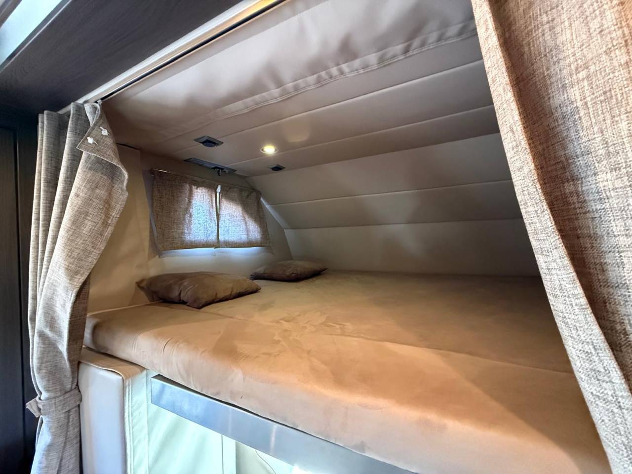 IVECO 26.360 STX - 6 CHEVAUX - POP OUT - VENDU