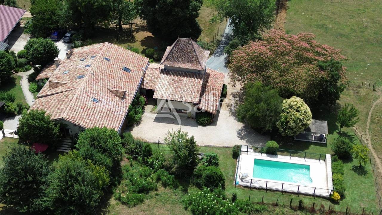 Propriété avec maison et 2 gîtes sur 12ha, sud Dordogne