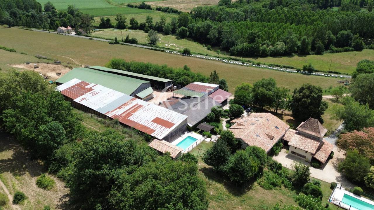 Propriété avec maison et 2 gîtes sur 12ha, sud Dordogne