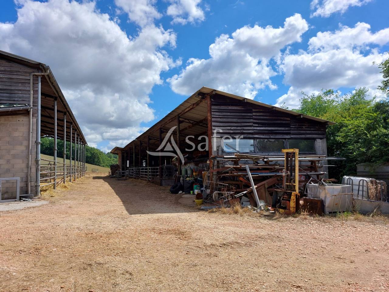 Propriété avec maison et 2 gîtes sur 12ha, sud Dordogne