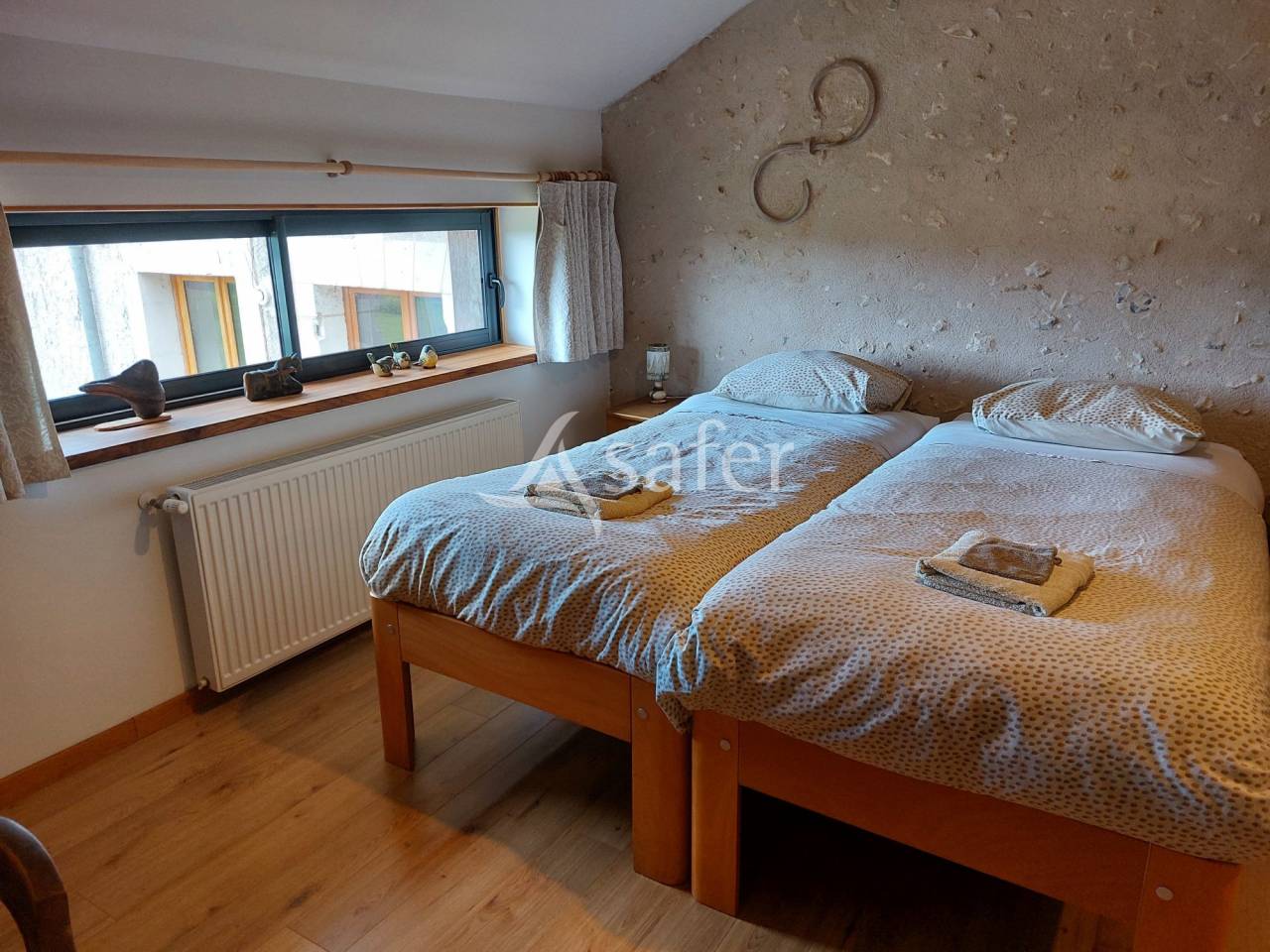 Très belle propriété en pierre avec 4 maisons, sur 11ha, proc