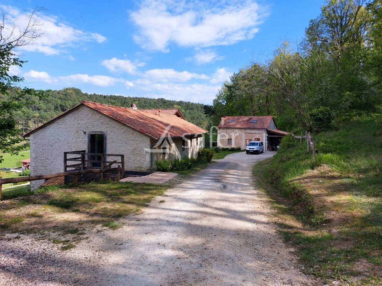 Très belle propriété en pierre avec maison, gîte et chambres