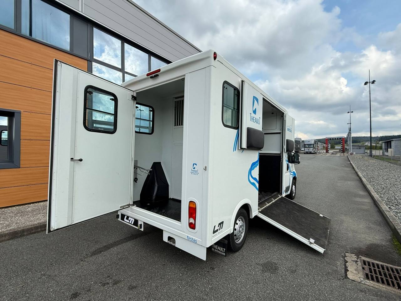 VL PEUGEOT BOXER 150CH STALLE THEAULT 3P - VENDU