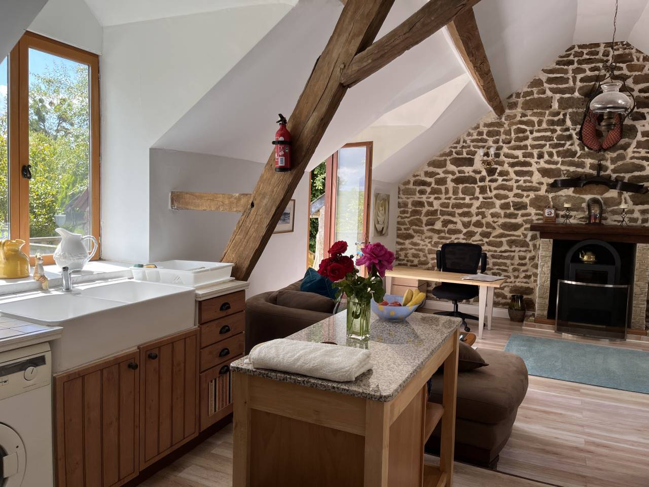 Fermette avec 2 gites, 2.2 ha, 53160 proche Mayenne