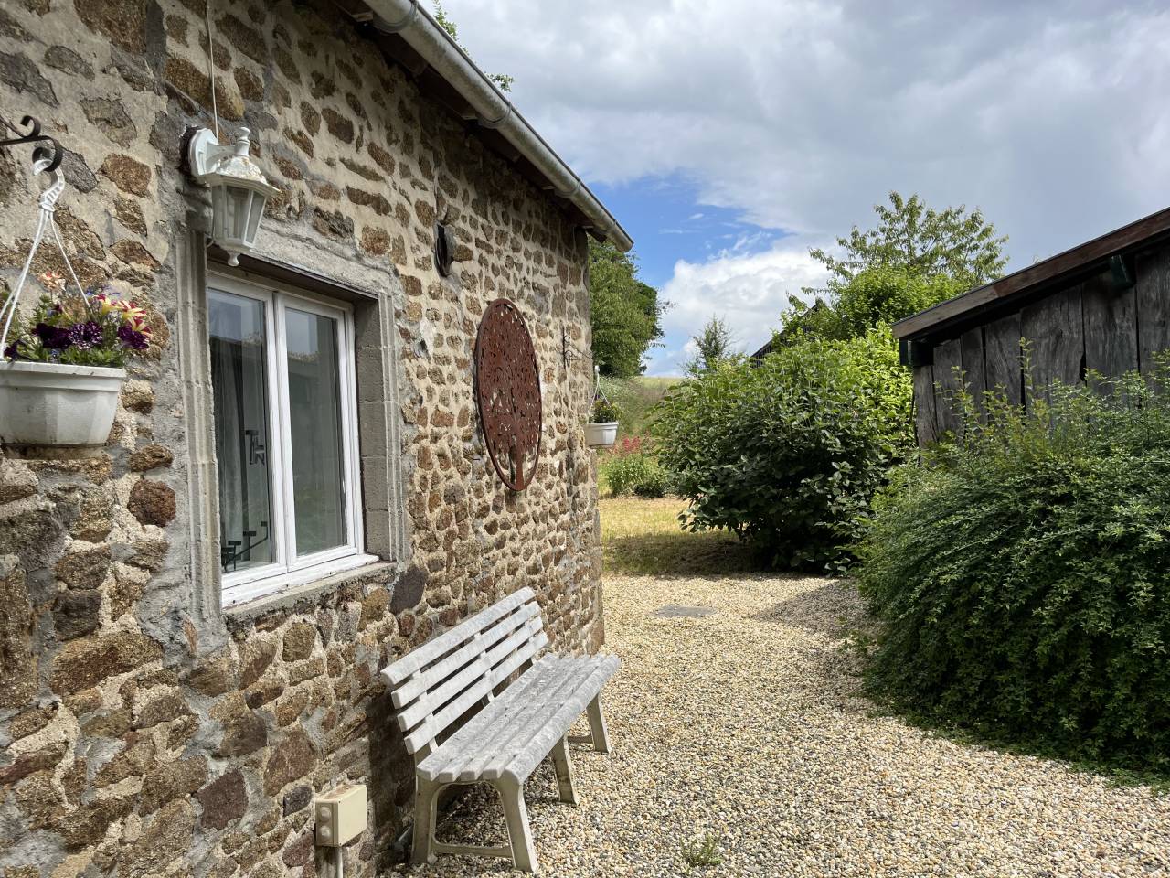 Fermette avec 2 gites, 2.2 ha, 53160 proche Mayenne