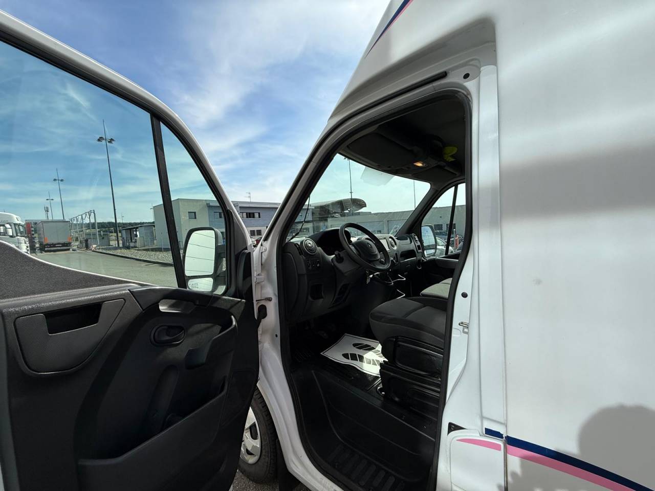 VL RENAULT MASTER 150CH STALLE BARBOT 3P - VENDU