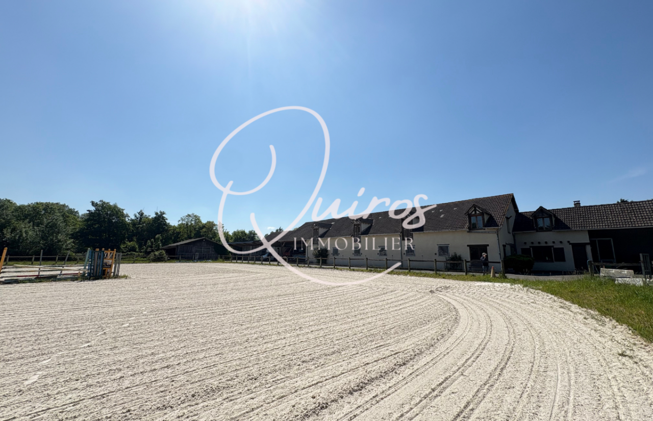 Charmante maison avec écurie et carrière – Fontaineblea