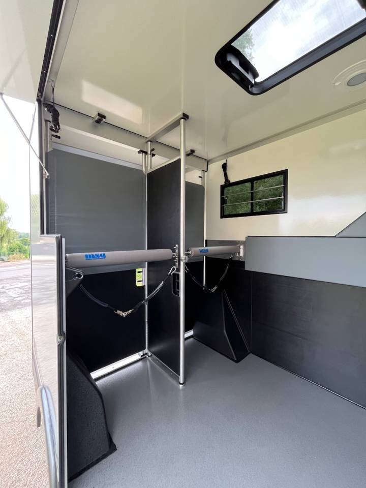 IVECO DAILY 35S210 HI-MATIC MSG STALLION LIGHT