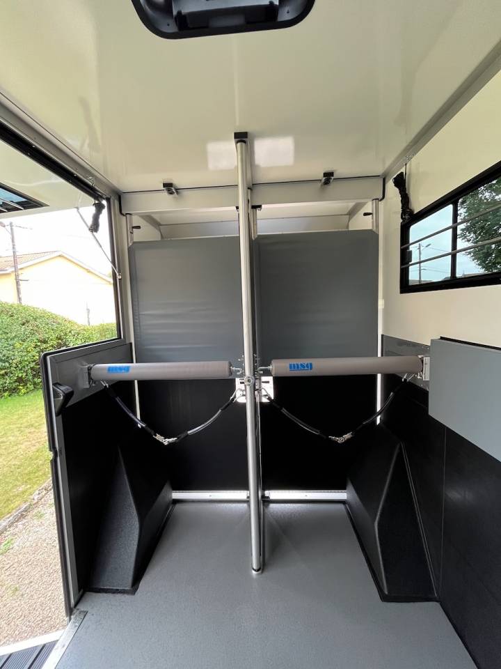 IVECO DAILY 35S210 HI-MATIC MSG STALLION LIGHT