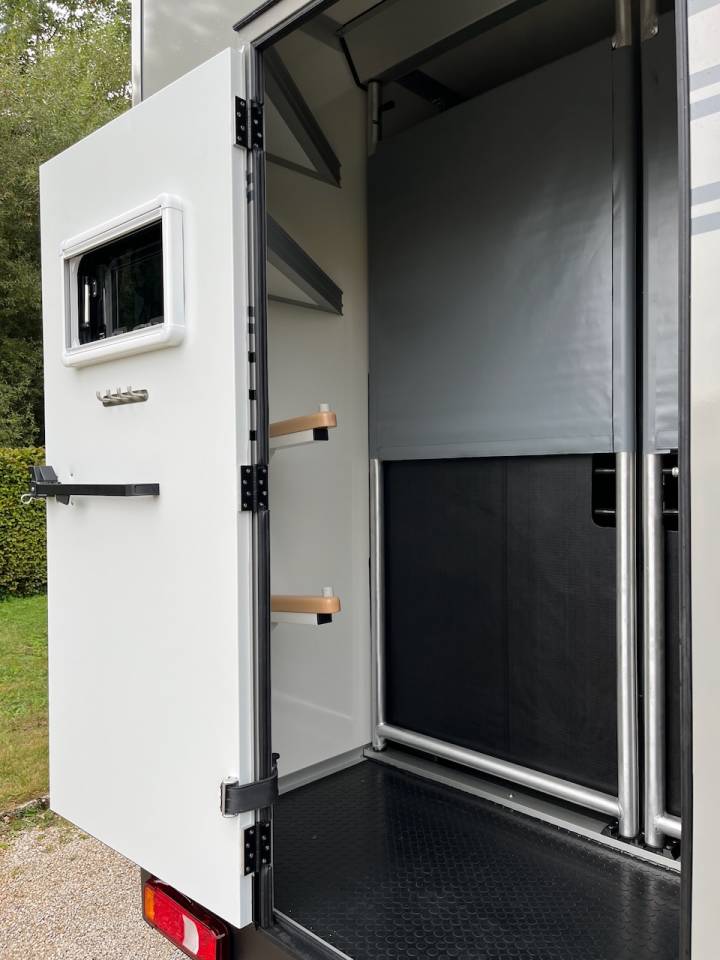 IVECO DAILY 35S210 HI-MATIC MSG STALLION LIGHT