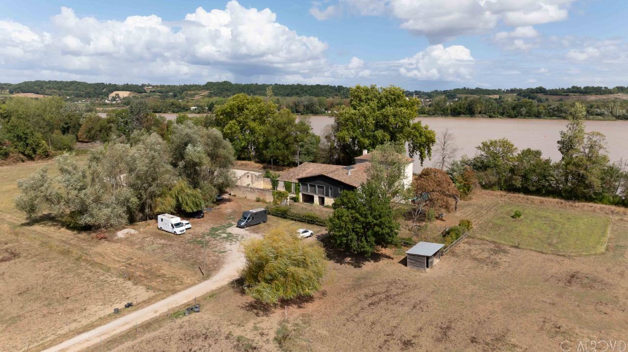 À 15 min de Libourne, sur 10 hect, propriété équestre