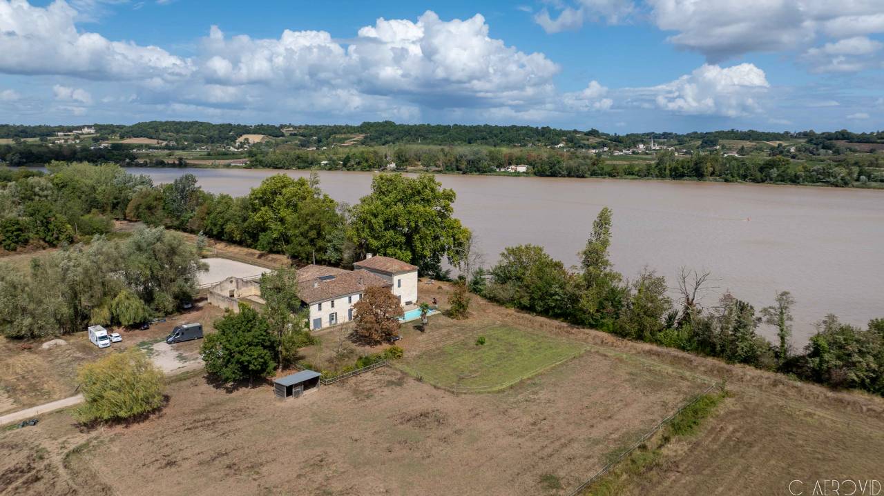 À 15 min de Libourne, sur 10 hect, propriété équestre