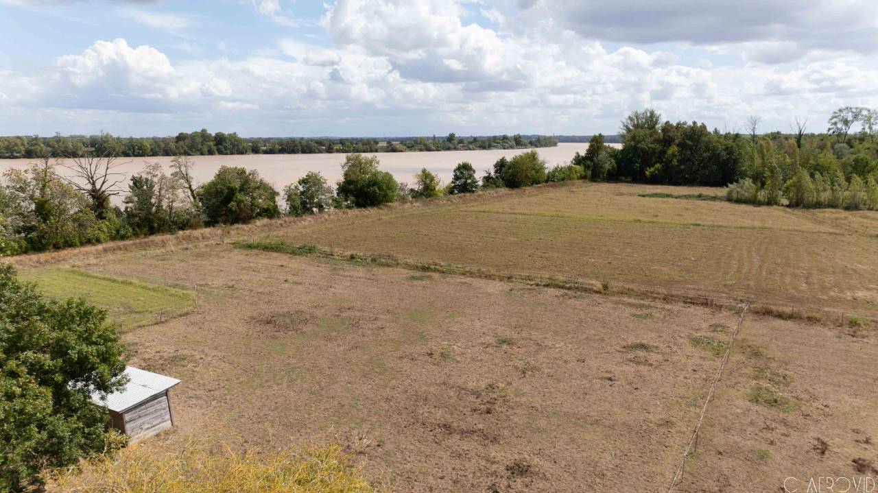 À 15 min de Libourne, sur 10 hect, propriété équestre