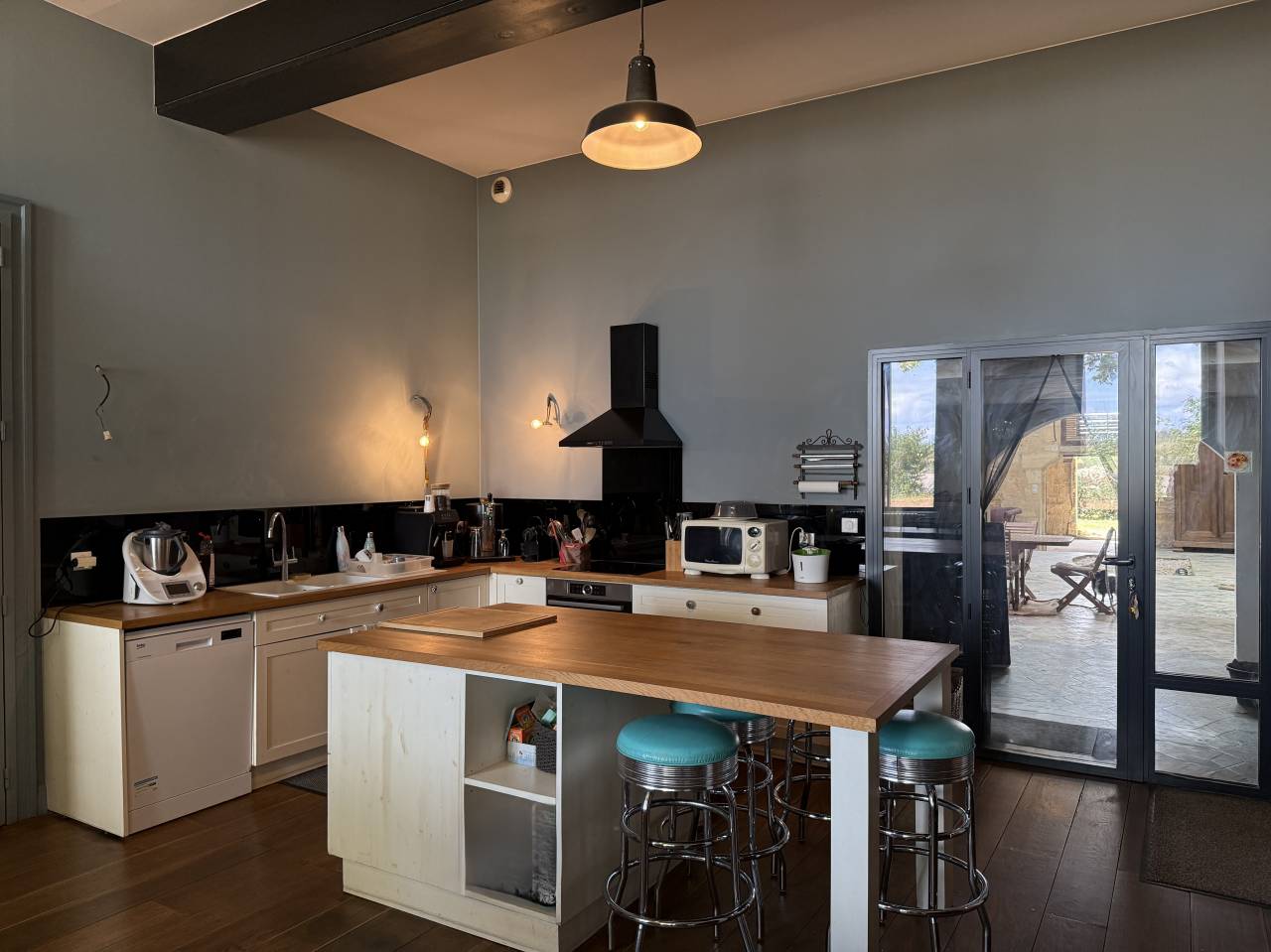 À 15 min de Libourne, sur 10 hect, propriété équestre