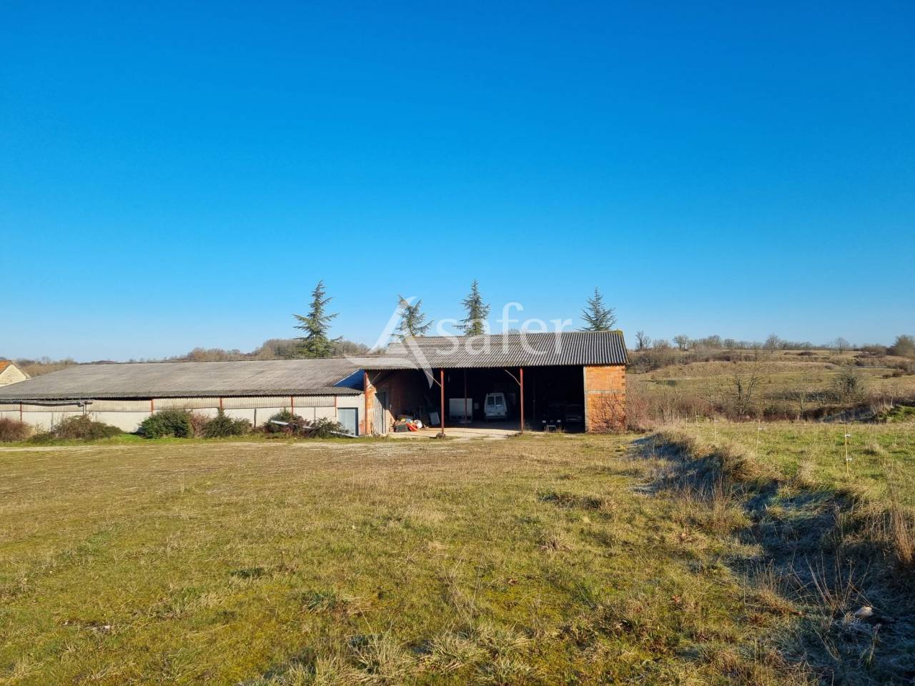 Corps de ferme sur 14 ha au calme et proche A20.