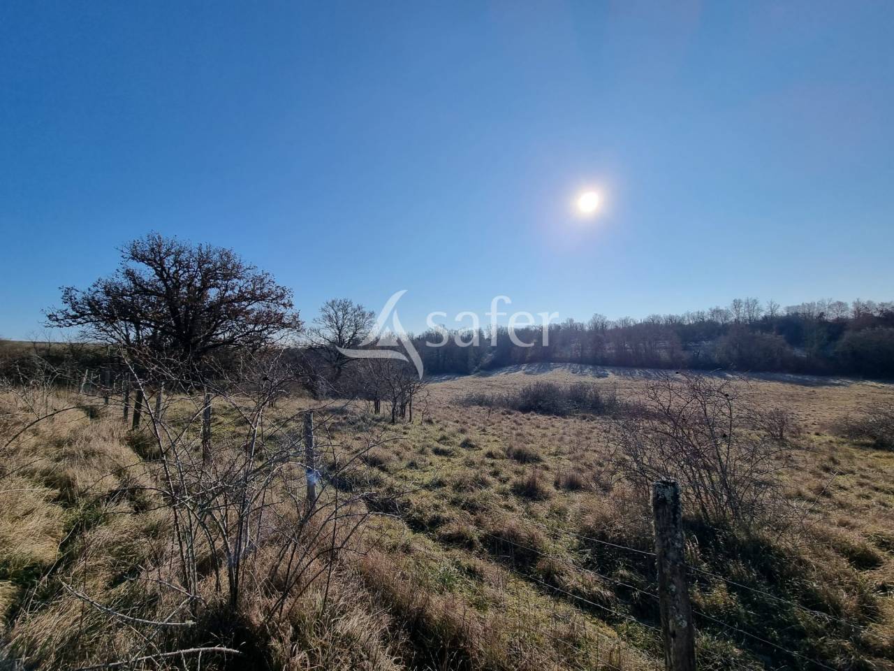 Corps de ferme sur 14 ha au calme et proche A20.