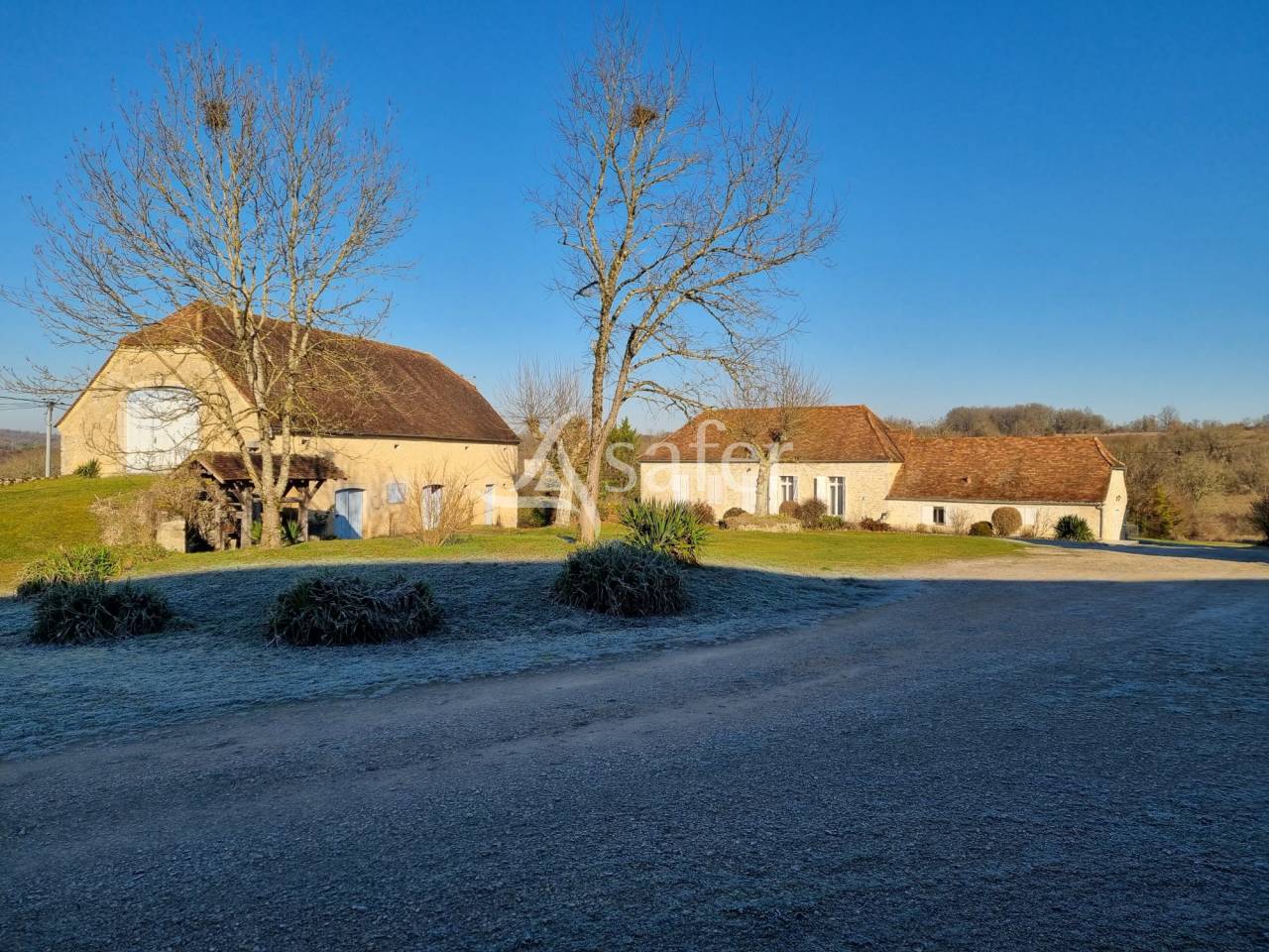 Ferme lotoise 14 ha au calme et proche A20.