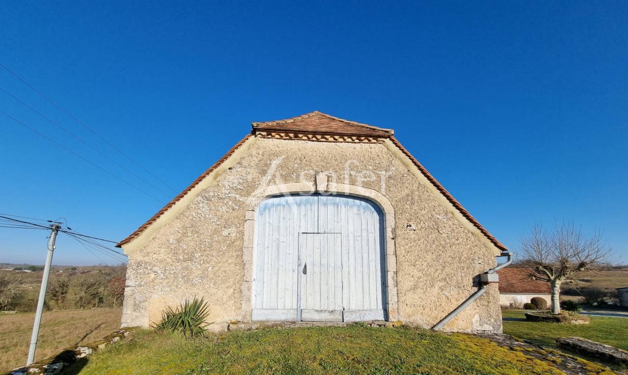 Ferme lotoise 14 ha au calme et proche A20.