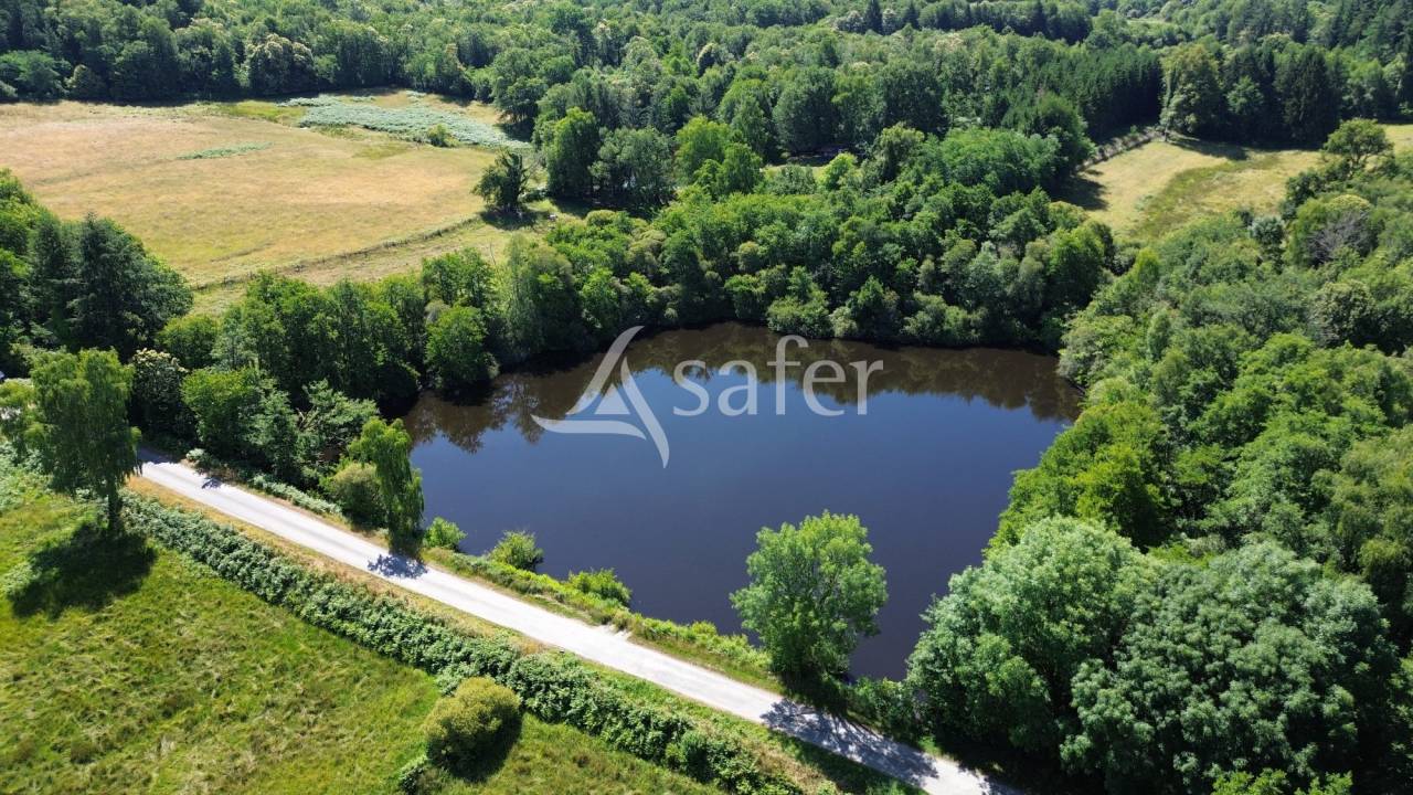 Corps de ferme en pierre sur 25ha avec étang