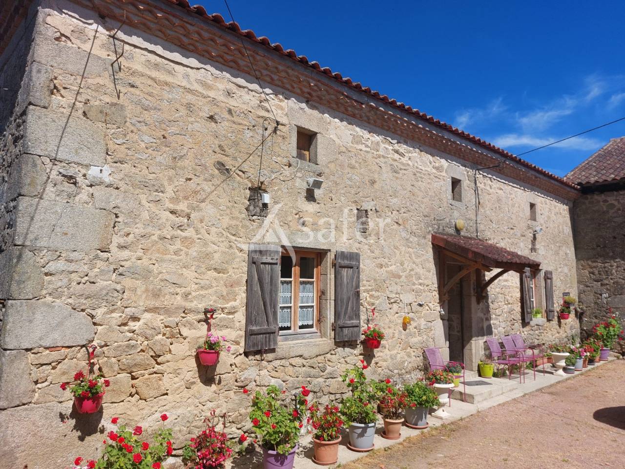 Corps de ferme en pierre sur 25ha avec étang
