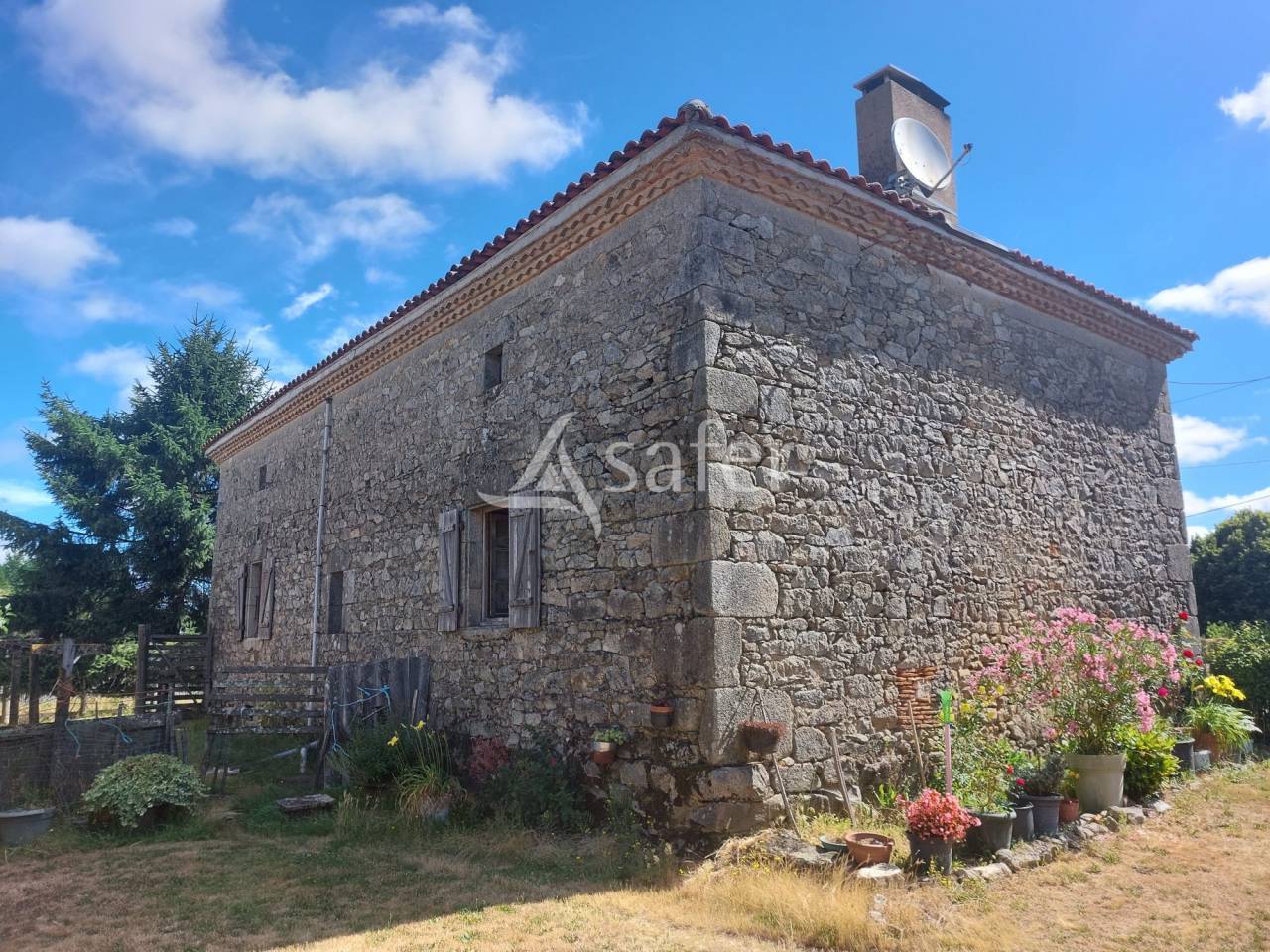 Corps de ferme en pierre sur 25ha avec étang