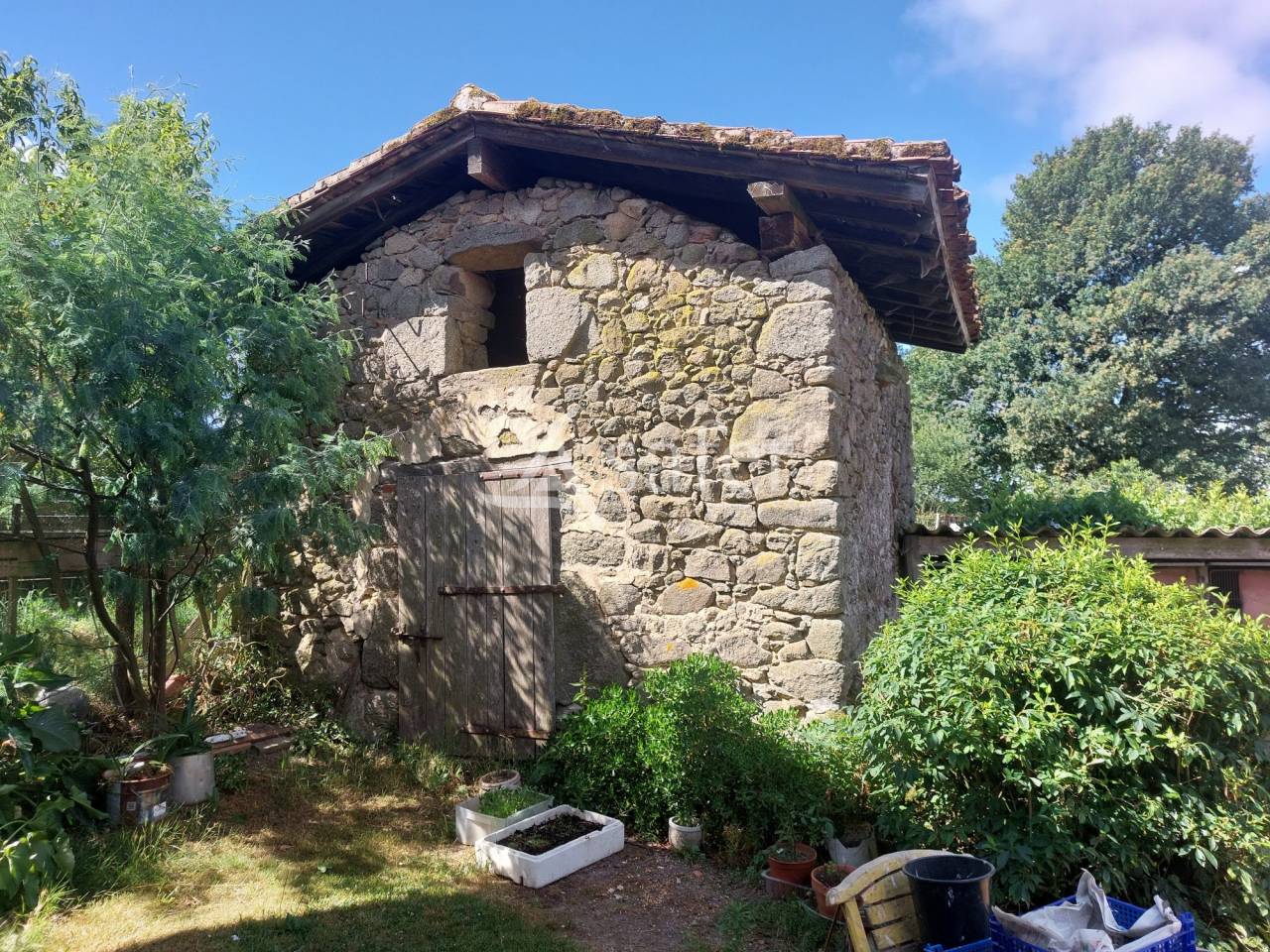 Corps de ferme en pierre sur 25ha avec étang