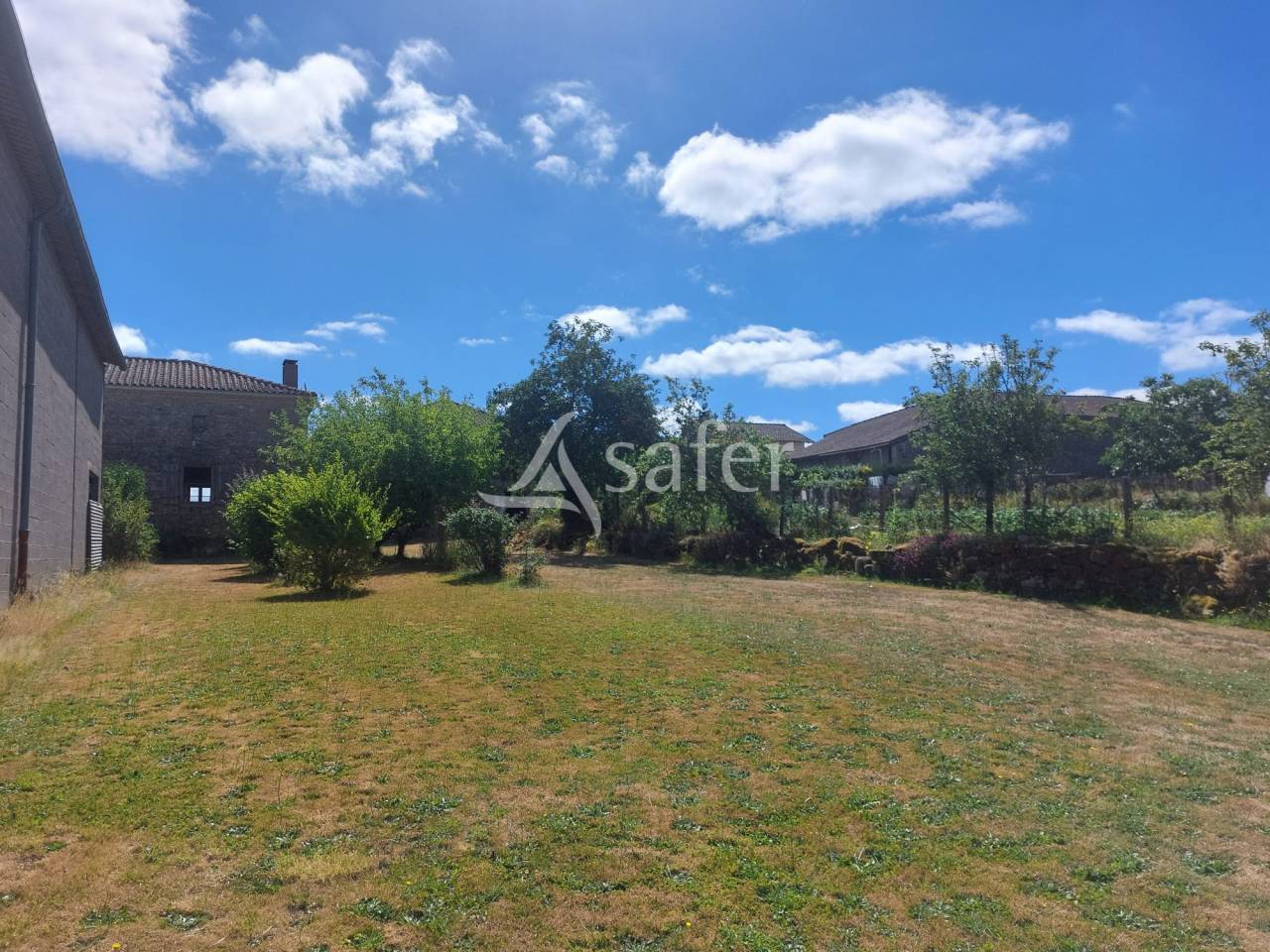 Corps de ferme en pierre sur 25ha avec étang